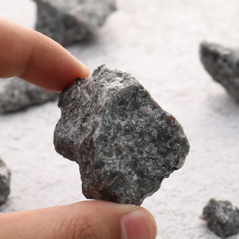 Naturalny płomień kamień ognia Syenit zawierający fluorescencyjny sodalit minerał szorstki kryształ długiej fali UV 365 nm Próbki kolekcji
