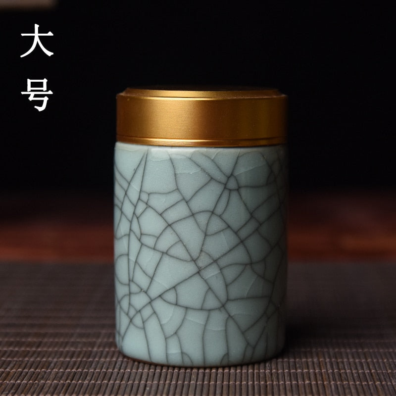 Керамический чайный кэдди с металлической крышкой.
