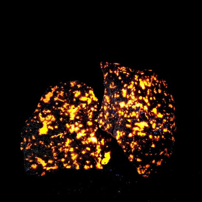 Přirozený plamen ohlský kámen obsahující fluorescenční sodalitní minerální drsné krystaly s dlouhými vlnami UV 365nm Sběrné vzorky