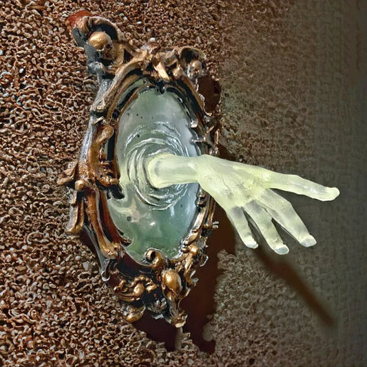 Ghost In The Mirror Wall Plak Halloween Horror Patung Tangan Iblis Luminous Luminous Mirror Resin Crafts Home Decor 2023