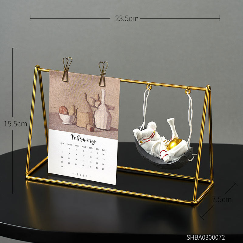 Dekorasi Kamar Kawaii Aksesoris Rumah Resin Resin Model Astronot Model Swing Calendar Figurines Meja Kantor Hadiah Dekoratif