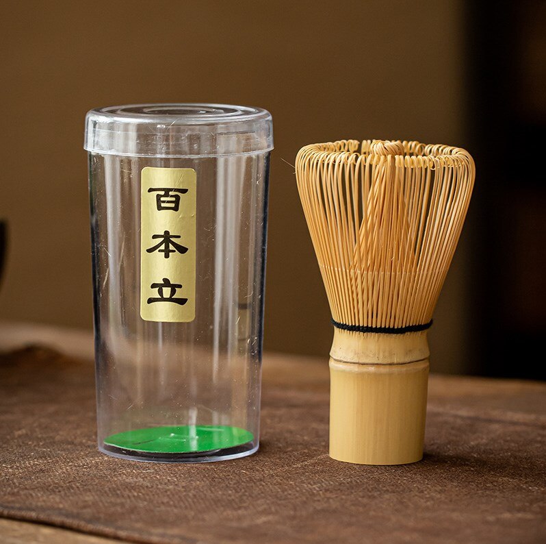 Japanische Keramik-Matcha-Schüssel „Lovely Cat“ mit Bambus-Schneebesen und Chasen-Halter