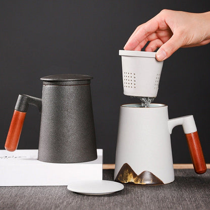 كوب شاي بمقبض خشبي مرسوم يدويًا مع غطاء فلتر سعة 480 مل