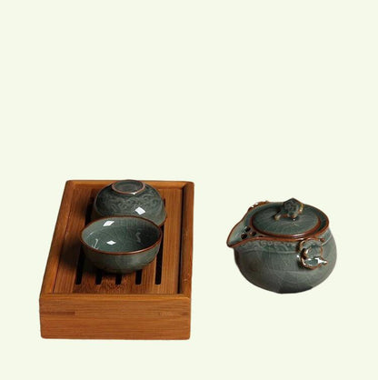 Kinesisk vintage te -uppsättning för en med två koppar