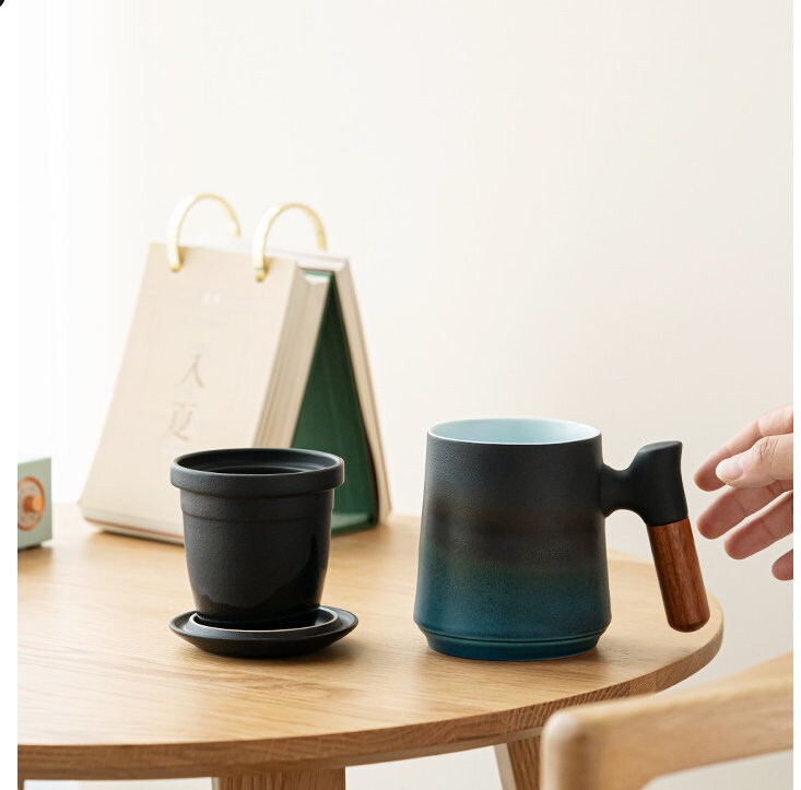Mug teh keramik buatan tangan Jepang diatur dengan infuser dan tutup