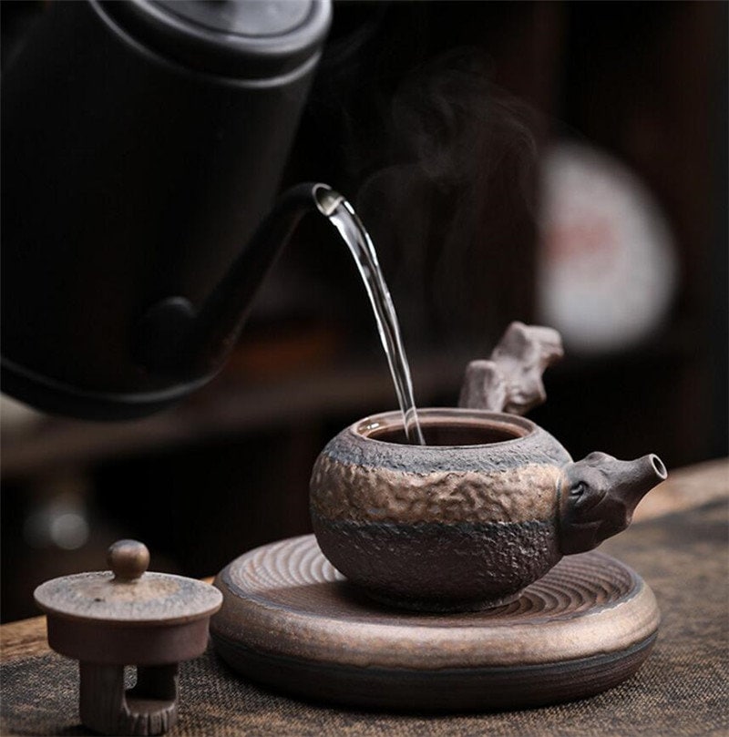 Handgefertigtes Retro-Kung-Fu-Teeset aus Steinzeug mit einer Kanne und Eisenglasur-Teekanne im Kyusu-Stil – Steingut-Teekanne mit seitlichem Keramikgriff