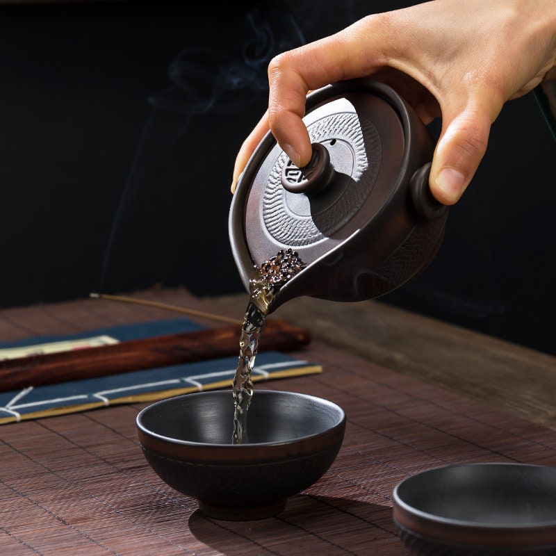طقم شاي فريد من نوعه من الفخار الأرجواني العصري من السيراميك للسفر مكون من 2 كوب شاي وإبريق شاي