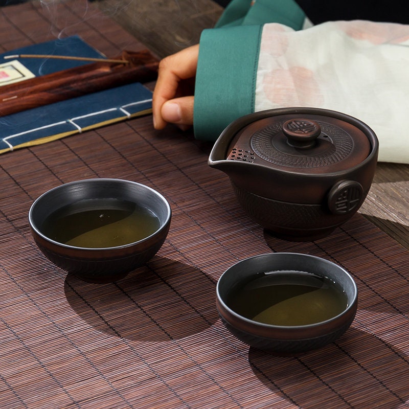 Ainutlaatuinen teekappale violetti keramiikka muodikas keraaminen matka tee set kannettavat 2 teekuppia ja teekannu
