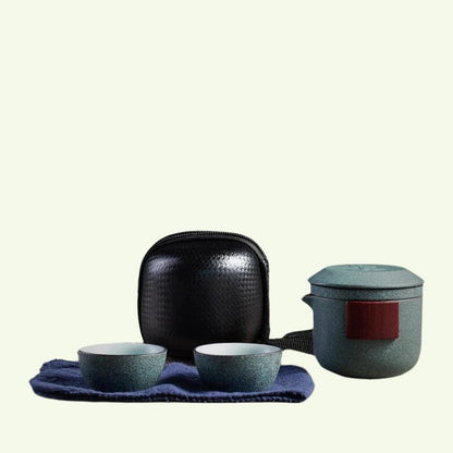 İki çay bardağı ve seyahat çantası ile taşınabilir çay seti çaydanlık