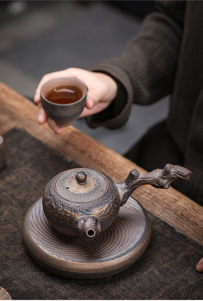 Handgefertigtes Retro-Kung-Fu-Teeset aus Steinzeug mit einer Kanne und Eisenglasur-Teekanne im Kyusu-Stil – Steingut-Teekanne mit seitlichem Keramikgriff