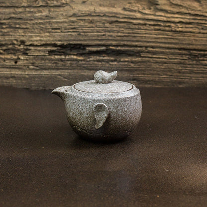 Kivivälineiden puolella oleva potti Kung fu -teesetti - kiinalainen antiikki teekannu