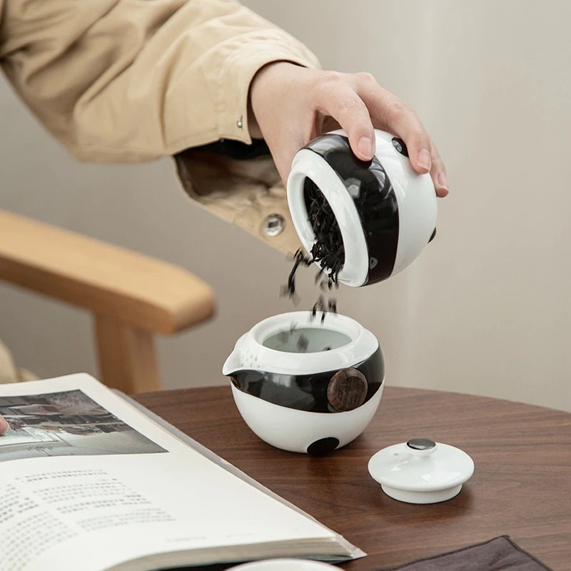 Keramiske panda -tekande med 2 kopper en tesæt bærbare rejsekontor kinesisk tesæt mini bærer pose filter te cup fin gave