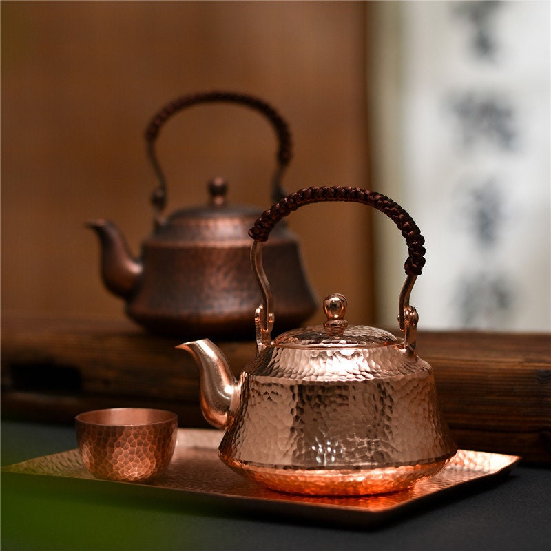 Tetera de té de cobre antiguo