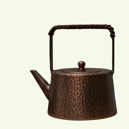 Tetera de té de cobre antiguo