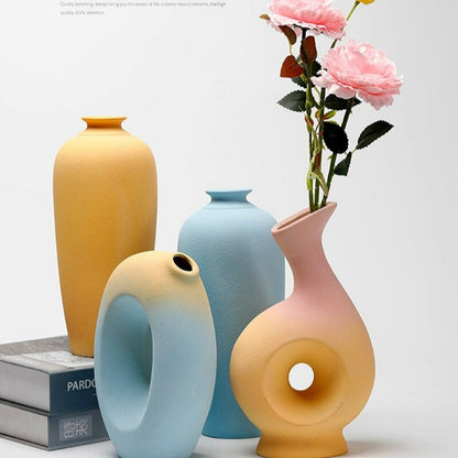 花瓶のミニマリストの装飾的な装飾品のフラワーアレンジメント