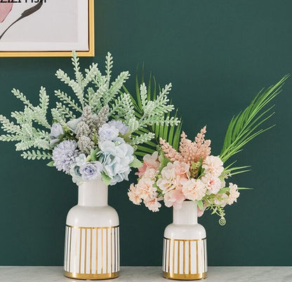 Masa merkezinde vazo dekoratif süslemeleri çiçek aranjmanı