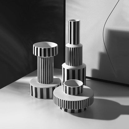 Vases en céramique noir et blanc