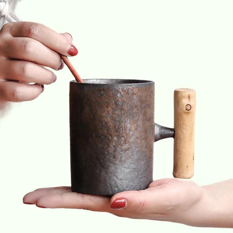 Caneca de chá vintage de cerâmica feita à mão