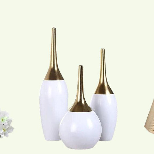 Grandes vasos de cerâmica branca