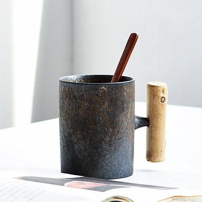 Caneca de chá vintage de cerâmica feita à mão